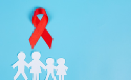 Imagem: IFF Laço vermelho, símbolo da luta contra Aids, em cima de um desenho com pai, mãe e um casal de filhos pequenos
