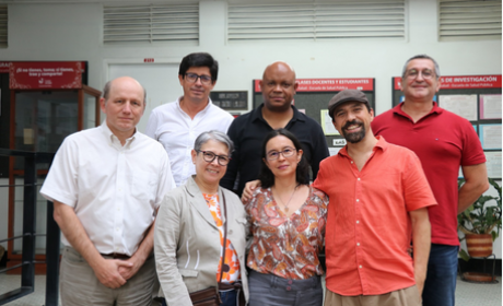 Grupo de pessoas posa para fotos na Universidade do Valle na Colombia