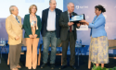 Imagem: Capuzzo Produções Diretor de Bio-Manguinhos, Mauricio Zuma, e o assessor científico sênior e coordenador do simpósio, Akira Homma, recebendo a placa