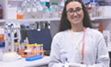 Médica em um laboratório