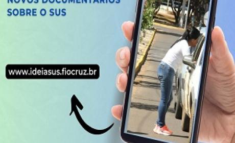 Foto de uma menina conversando com alguém dentro de um carro