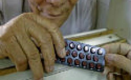 Foto: Peter Ilicciev Idosa recebendo cartela de medicamento