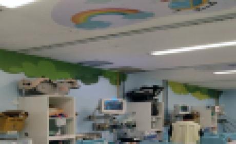 Imagem: IFF Unidade Intermediaria do IFF com adesivos de arco-íris no teto e paredes