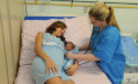 Foto: Peter Ilicciev/Fiocruz Mulher com bebê recém-nascido ao lado em uma maca recebe atenção outra mulher profissional de saúde