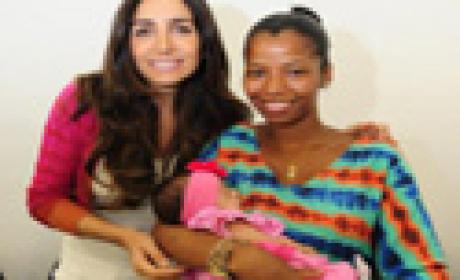 As madrinhas Andrea Santa Rosa e Rany Souza (com Isabela no colo). Foto: Peter Ilicciev Imagem de duas mulheres, na qual uma delas segura um bebê