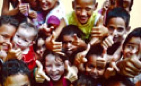 Reprodução da capa Crianças sorrindo