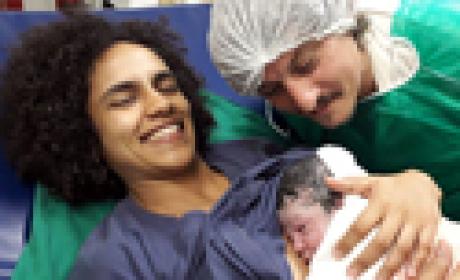 Foto: IFF Mulher com bebê recém-nascido e o médico