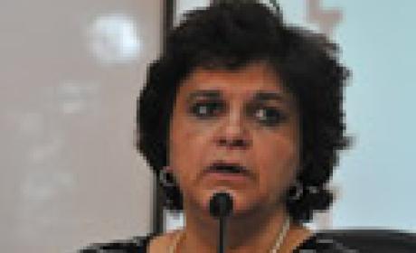 Foto: Peter Ilicciev/ Agência Fiocruz de Notícias A ministra diante de microfone
