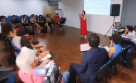 Pesquisadores e ativistas reunidos no Instituto Pólis assistem fala de pesquisadora sobre a saúde da juventude