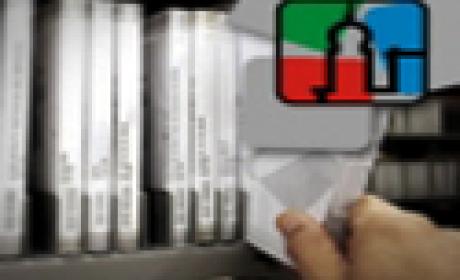 Seminário acontecerá no dia 20/5 na Biblioteca de Manguinhos Foto de uma mão retirando um DVD da estante