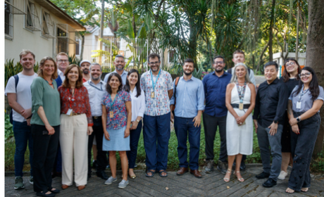 Pesquisadores da Fiocruz e da OMS posam para foto na frente do PROCC