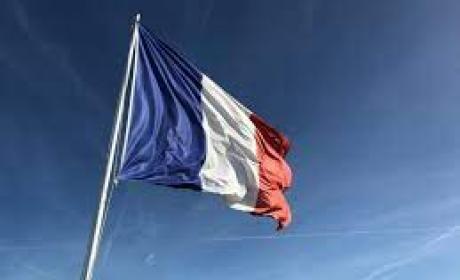 Imagem com fundo azul, a frente a bandeira da França, nas cores azul, branco e vermelho em listras verticais