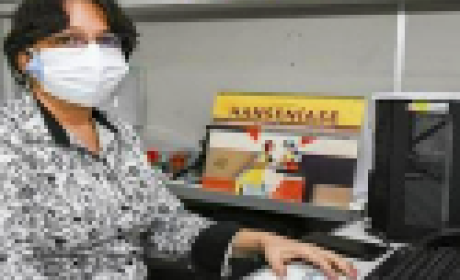 Imagem: Fiocruz Amazônia Pesquisadora em frente ao computador