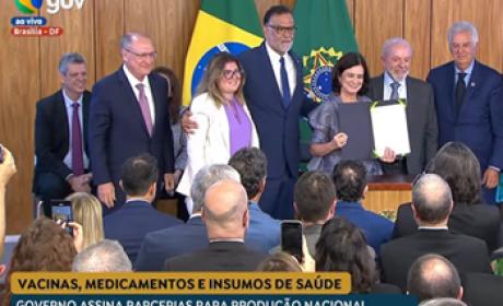 Imagem: divulgação Nísia Trindade mostra o acordo assinado ao lado do Presidente Luiz Inácio Lula da Silva, do presidente da Fiocruz, Mário Moreira, da primeira dama Janja Lula da Silva e do Vice-Presidente da República Geral Alckmim