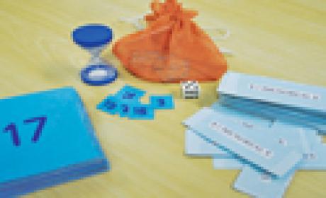 Foto: Divulgação Escola Politécnica/Fiocruz Cartelas, ampulheta e saco de dados