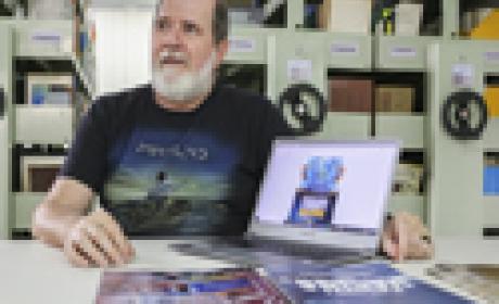 Foto: Ingrid Anne Julio Cesar mostrando a capa do livro na tela de um computador