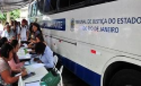 Imagem: divulgação Pessoas sendo atendidas no ônibus do Justiça Itinerante