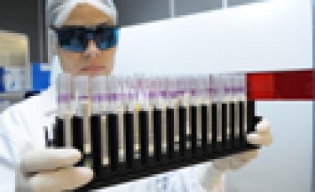 Foto: Peter Ilicciev / Acervo Fiocruz funcionário com equipamento de laboratório