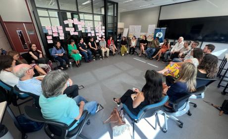 Grupo de trabalho numa roda de conversa