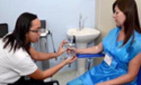 Em setembro deste ano o estudo encerrou a segunda fase de coleta de dados com os participantes, chamada Onda 2, no Rio de Janeiro Imagem de profissional de saúde coletando sangue de paciente