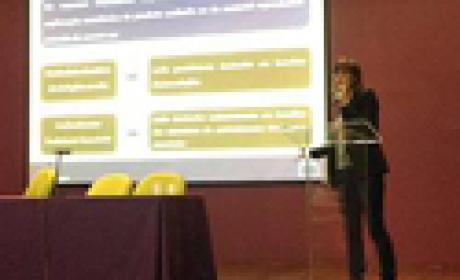 Foto de Manuela Silva apresentando trabalho no evento