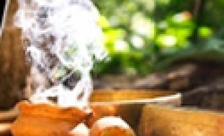 Imagem: divulgação Pote com ervas misturadas no fogo