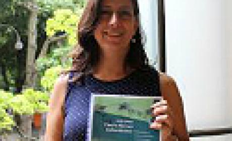 Paula Xavier com o Livro Verde nas mãos