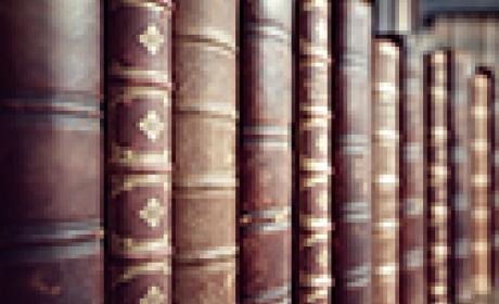 Livros antigos enfileirados