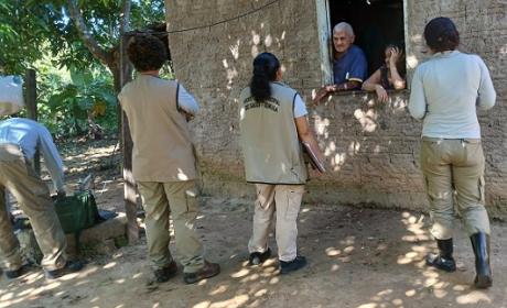 Profissionais do censo abordam participante em casa Profissionais do censo abordam participante em casa