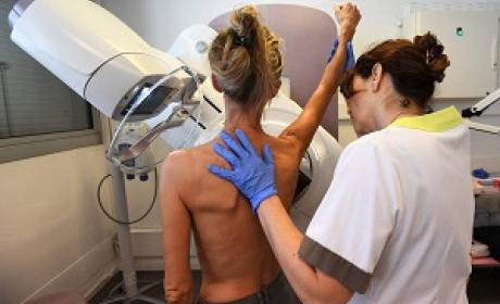 Foto: reprodução da internet Mulher sendo atendida por uma médica