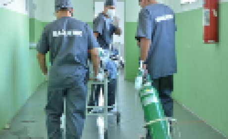 Imagem: Prefeitura de Campina Grande Profissionais carregando tubos de oxigênio
