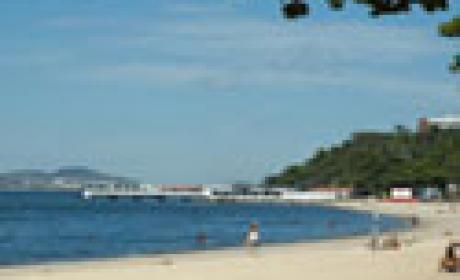 A contaminação da areia não está necessariamente relacionada à da água Uma das praias da Baía de Guanabara