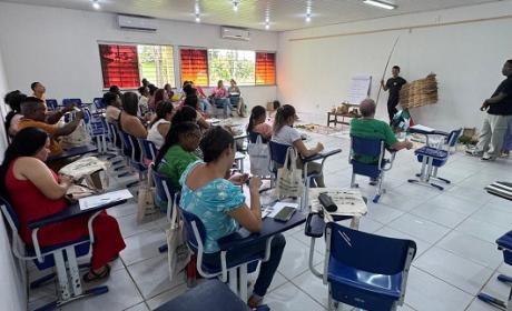 Município de Pinheiros foi escolhido para receber instrutores e profissionais da região Foto de sala de aula com professor ao fundo e alunos