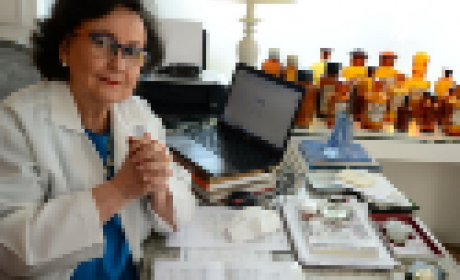 Margareth Dacolmo sentada em uma sala