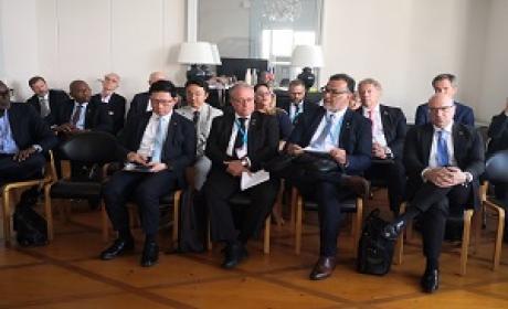 Foto: Pamela Lang Mario Moreira e participantes internacionais sentados em uma sala