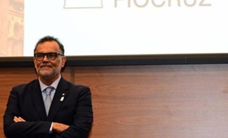 O presidente da Fiocruz, Mario Moreira, de braços cruzados olha para a câmera
