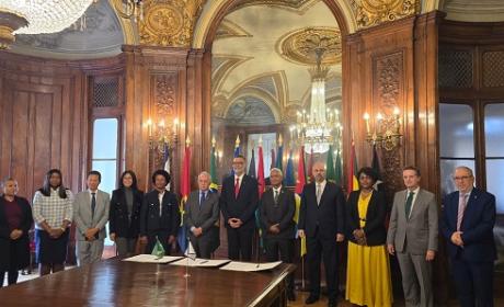 Doze participantes da reunião em pé