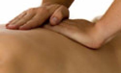 Close em mãos que massageiam as costas de uma pessoa