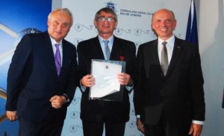 Foto: Divulgação Wim Degrave segurando a medalha