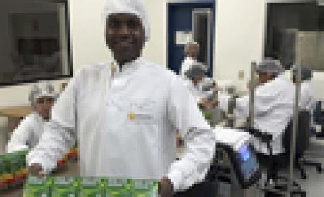 Foto: Alexandre Matos Farmacêutico com caixas do medicamento