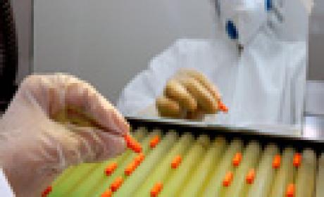 Foto: Peter Ilicciev / Multimagens / Fiocruz Detalhe de produção de medicamentos