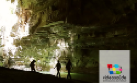 Imagem: Icict Pessoas entrando em uma grande caverna