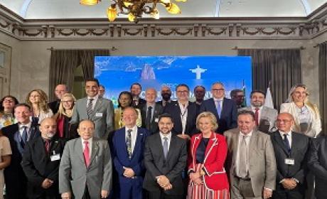 Dezenas de participantes em pé reunidos para uma foto