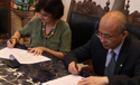 Foto: Peter Iliciev Nisia e Zhang Yaping assinando o memorando