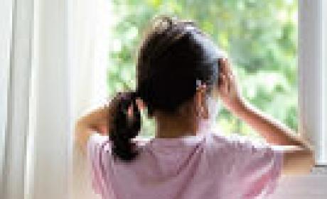 Imagem: IFF Menina olhando pela janela