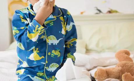 Foto Getty Images Foto de menino negro de pijama e assoando o nariz