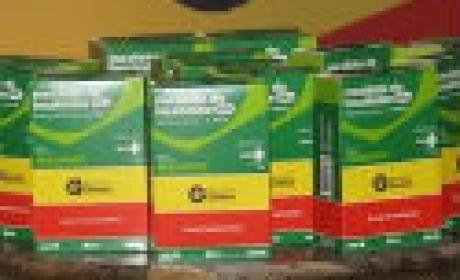 Mesilato de imatinibe, medicamento que será distribuído a todos os estados e Distrito Federal. Foto: Farmanguinhos Foto de conjunto de caixa do medicamento