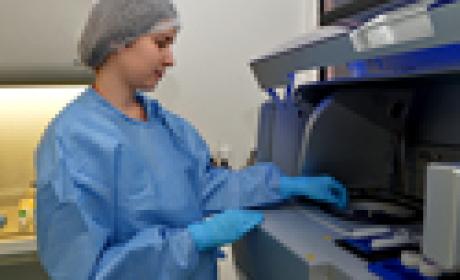 Foto: IOC Mulher cientista trabalhando no laboratório