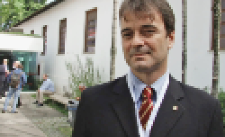 Foto: IOC Milton Ozório Moraes no campus Manguinhos da Fiocruz de terno e gravata
