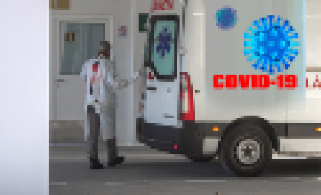 Foto: Raquel Portugal Médico entrando em uma ambulância